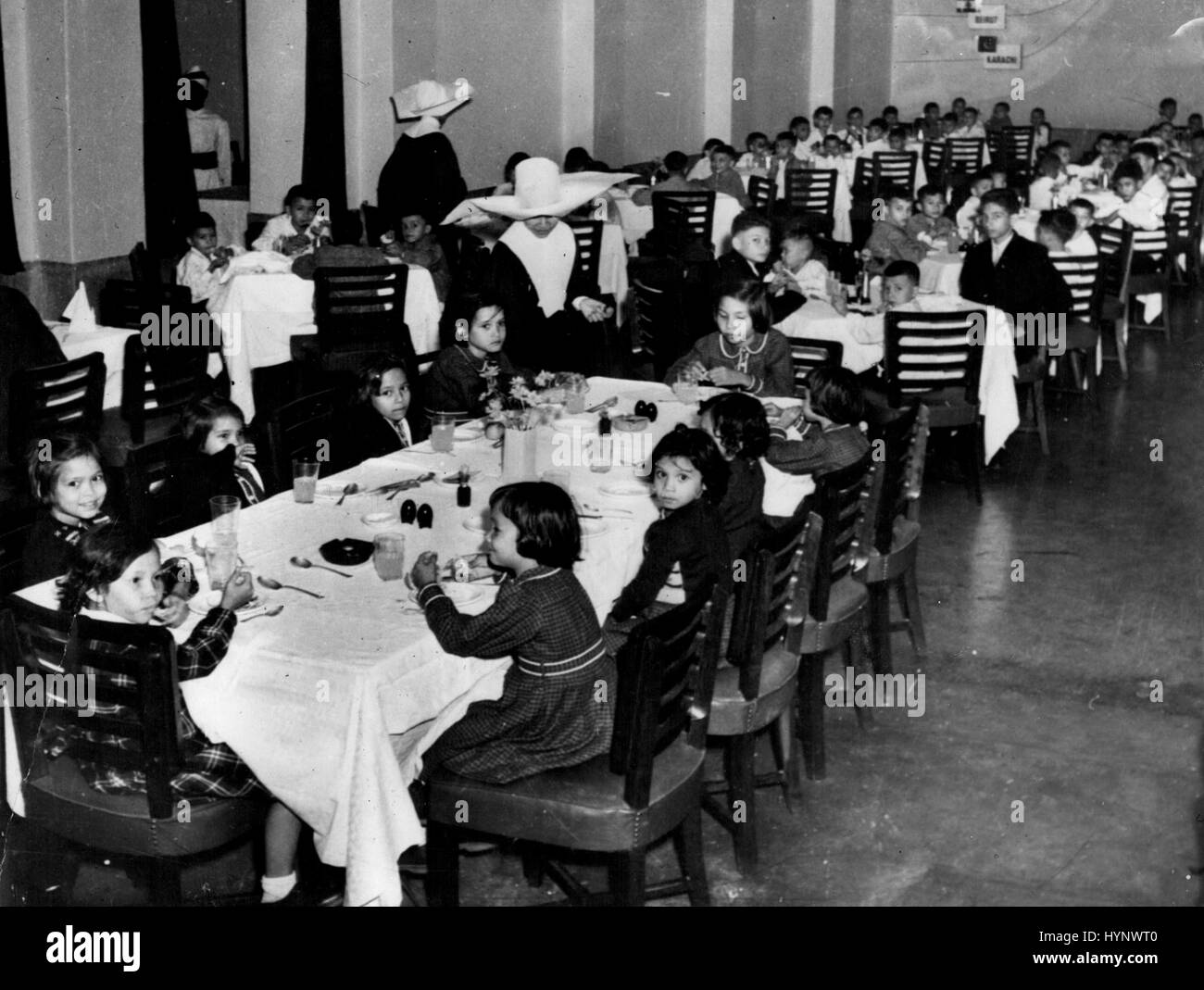 Gen. 10, 1975 - Gli orfani hanno la cena in aeroporto.: la scena come un gruppo di 85 orfani di miste di francese e di parentela indocinesi hanno la cena presso il ristorante a Dum Dum aeroporto, Caloutta, durante una breve sosta lungo il tragitto da Saigon a Parigi di Aigle Azur Airways di recente. Essi sono stati accompagnati da due French-Indo-cinese Cattolica Romana delle monache, che eseguire le missioni operato tutto Indo-China dalla federazione per la protezione dei bambini francesi in Indo-China. Il gruppo, che consisteva di ragazzi e ragazze di età compresa tra i tre e dodici è il primo lotto di 5.000 orfani, ora le vetture del Fe Foto Stock