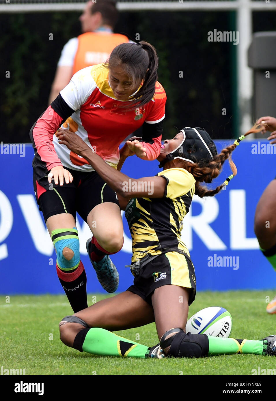 Hong Kong, Cina. 6 apr, 2017. Sun Shichao (L) della Cina si rompe durante il Pool una corrispondenza tra la Cina e la Giamaica del 2017 Rugby mondiale delle donne serie Sevens qualifica in modo Kon Po ricreazione terra a Hong Kong, Cina del sud, Aprile 6, 2017. La Cina ha vinto 68-0. Credito: Lo Fai Ping/Xinhua/Alamy Live News Foto Stock