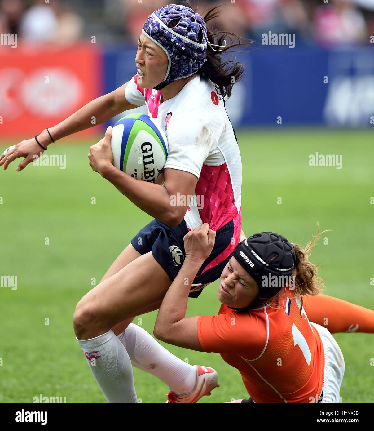 Hong Kong, Cina. 6 apr, 2017. Noriko Taniguchi (L) del Giappone è affrontato da Marrt Bakker dei Paesi Bassi durante la piscina una corrispondenza tra il Giappone e i Paesi Bassi del 2017 Rugby mondiale delle donne serie Sevens qualifica in modo Kon Po ricreazione terra a Hong Kong, Cina del sud, Aprile 6, 2017. Il Giappone ha vinto 22-5. Credito: Lo Fai Ping/Xinhua/Alamy Live News Foto Stock