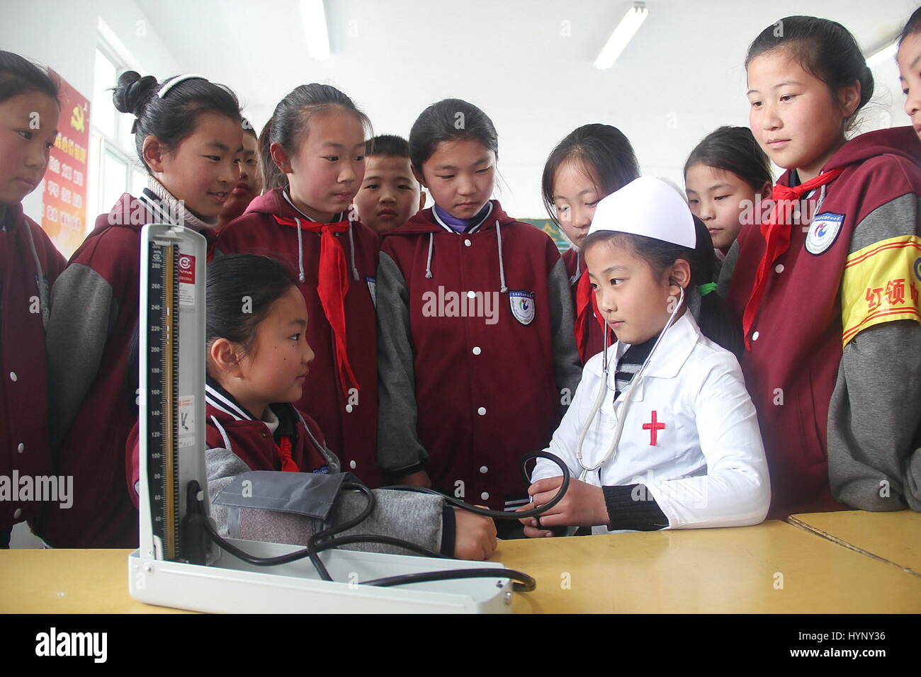 5 aprile 2017 - Lianyungang, Lianyungang, Cina - Lianyungang, CINA-Aprile 5 2017: (solo uso editoriale. Cina fuori) ..Un medico controlla la pressione del sangue per gli alunni di una scuola primaria in Lianyungang, est cinese della provincia di Jiangsu, 5 aprile 2017, segnando la prossima World ipertensione giorno. Una attività è tenuto a rendere gli allievi conoscere di più su salute cura e prevenzione ipertensione. (Credito Immagine: © SIPA Asia via ZUMA filo) Foto Stock