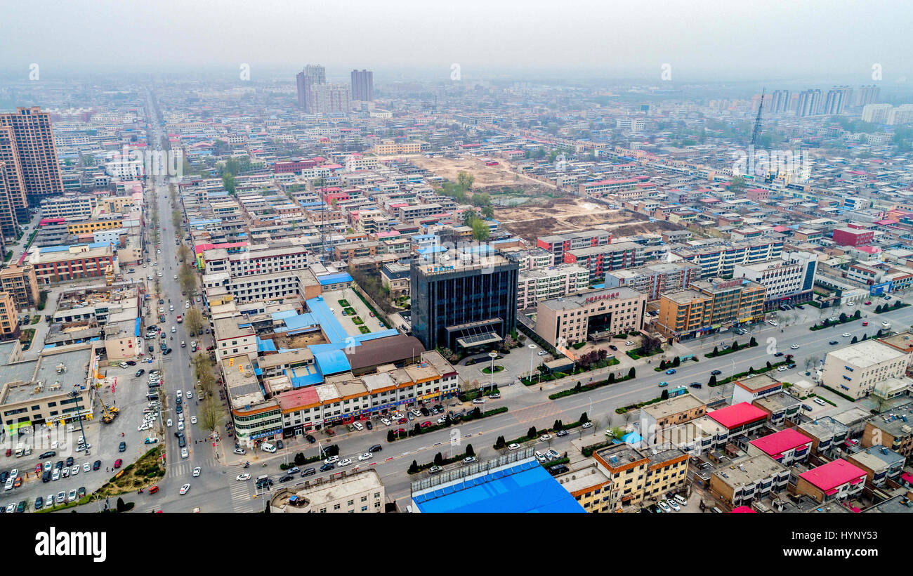 Baoding, Baoding, Cina. 4 apr, 2017. Baoding, Cina-4 aprile 2017: (solo uso editoriale. Cina OUT) recentemente istituito comitato di lavoro di Xiongan nuova Area ha immesso il Ao Wei Mansion in Xiongan, nel nord della Cina di Hebei, il 4 aprile 2017. La Cina ha annunciato il 1 aprile che vorrebbe stabilire Xiongan nuova Area nel nord della Cina di nella provincia di Hebei, come parte delle misure per far avanzare lo sviluppo coordinato dell'Beijing-Tianjin-Hebei (BTH) regione. Credito: SIPA Asia/ZUMA filo/Alamy Live News Foto Stock