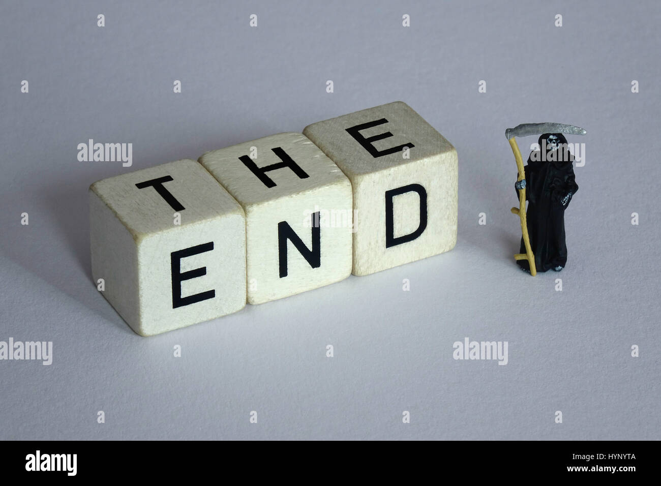 Illustrazione - Un Grim Reaper figura sorge accanto alle parole "FINE", enunciato con dadi di parola. Prese su 03.01.2017. Grim Reaper (anche conosciuta semplicemente come la morte) è un personificata allegoria della morte. La morte è spesso dipinta come una figura scheletrica, raccogliendo gente lontano con una falce. Prese su 03.01.2017. - Attenzione! Nessun filo SERVICE - foto: Sascha Steinach/dpa-Zentralbild/dpa | Utilizzo di tutto il mondo Foto Stock