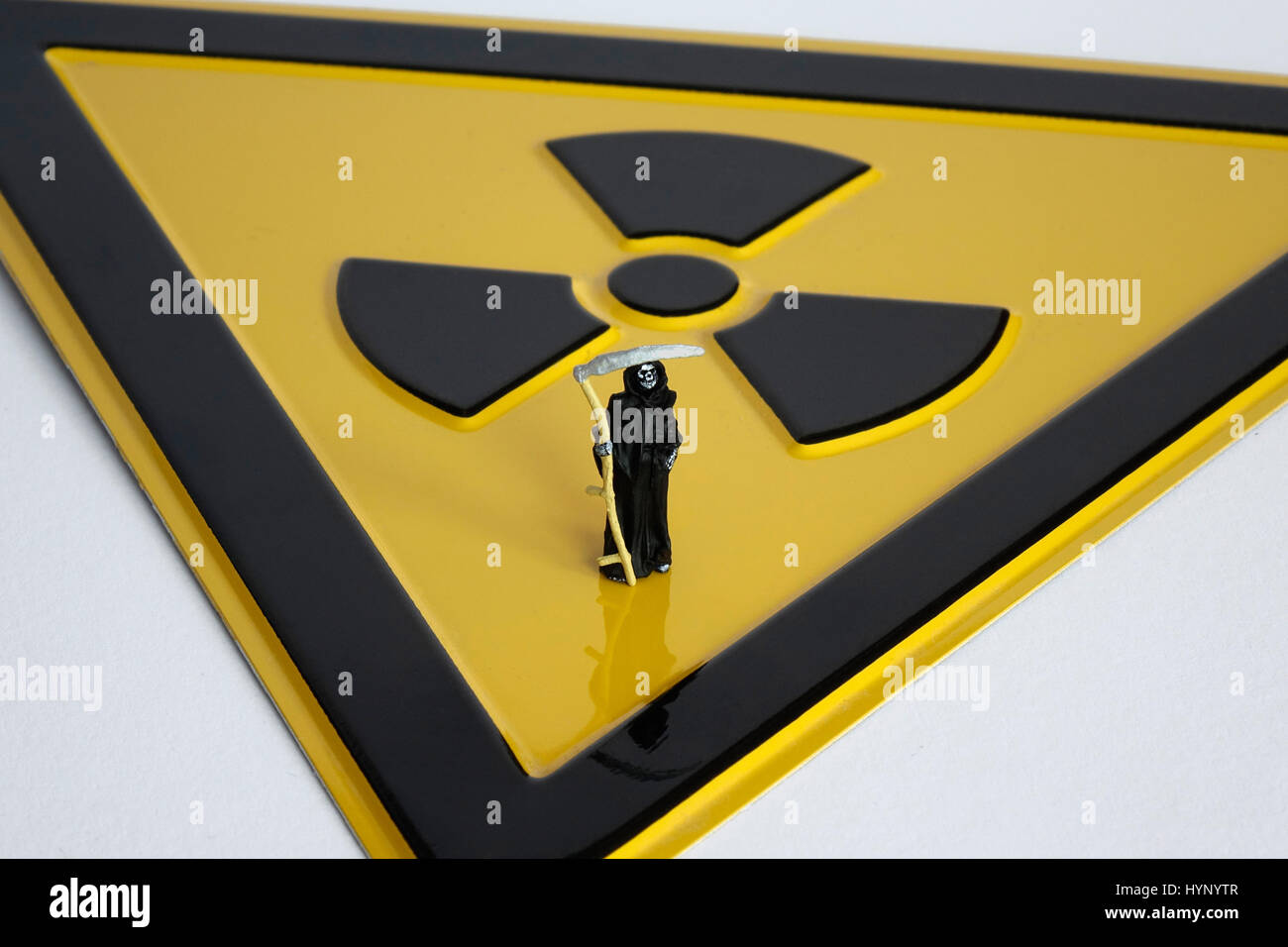 Berlino, Germania. 28 dicembre, 2016. Illustrazione - la figura di un Grim Reaper sorge su una radioattività cartello segnaletico. Prese 28.12.2016. Grim Reaper (anche conosciuta semplicemente come la morte) è un personificata allegoria della morte. La morte è spesso dipinta come una figura scheletrica, raccogliendo gente lontano con una falce. - Attenzione! Nessun filo SERVICE - foto: Sascha Steinach/dpa-Zentralbild/dpa | in tutto il mondo di utilizzo/dpa/Alamy Live News Foto Stock