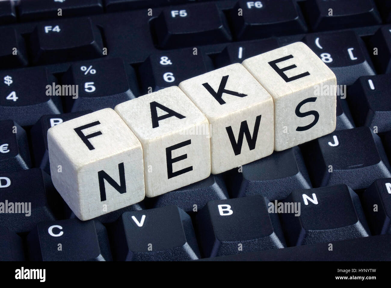 Illustrazione - lettera di quattro dadi a precisare le parole "Fake News' sulla tastiera di un computer. Preso il 18.12.2016. "Fake News" si riferisce alle false e informazioni inesatte, spesso diffuso su scopo attraverso i canali elettronici (principalmente i social media). Essi sono deliberatamente la diffusione da parte di giornalisti, ufficio-titolari, politici, aziende e privati. In lingua tedesca, la parola 'falso' non ha alcun parente esatta e la parola inglese è sempre più utilizzato dagli utenti di internet e di conseguenza ha sviluppato un'associazione con la cultura di internet e del gergo online. In questi giorni di notizie false storie (false informazioni Foto Stock