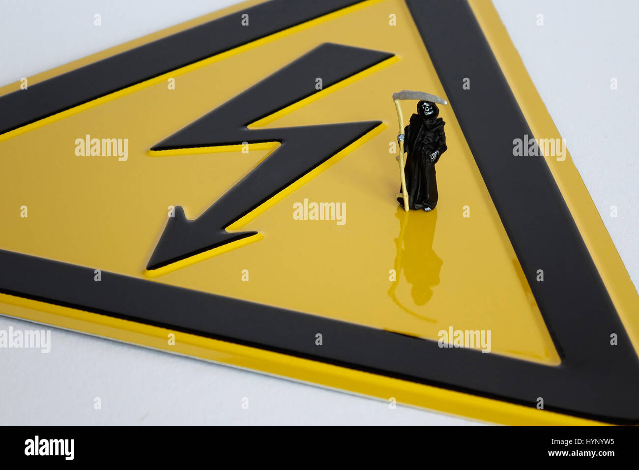 Berlino, Germania. 28 dicembre, 2016. Illustrazione - la figura di un Grim Reaper sorge su una tensione elettrica cartello segnaletico. Prese 28.12.2016. Grim Reaper (anche conosciuta semplicemente come la morte) è un personificata allegoria della morte. La morte è spesso dipinta come una figura scheletrica, raccogliendo gente lontano con una falce. - Attenzione! Nessun filo SERVICE - foto: Sascha Steinach/dpa-Zentralbild/dpa | in tutto il mondo di utilizzo/dpa/Alamy Live News Foto Stock