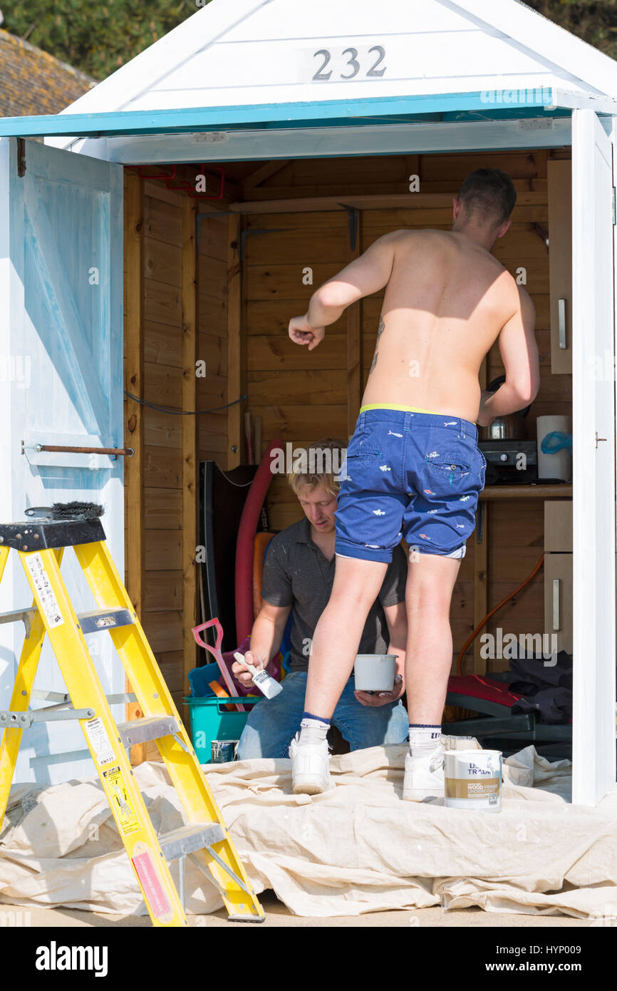 Bournemouth Dorset, Regno Unito. 6 apr, 2017. Regno Unito: meteo bella calda giornata di sole come testa di visitatori al mare per rendere la maggior parte del sole a Bournemouth spiagge. Pittura il Beach Hut! Credito: Carolyn Jenkins/Alamy Live News Foto Stock