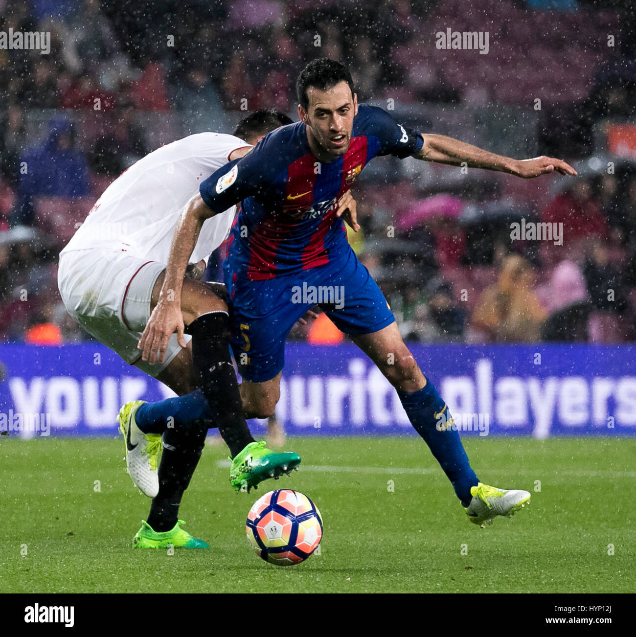 Stadio Camp Nou, Barcellona, Spagna. , . Sergio Busquets fuoriesce da un Sevilla il lettore durante il trentesimo giorno di Santander League a stadio Camp Nou, Barcellona, Spagna. Credito: G. Loinaz/Alamy Live News Foto Stock