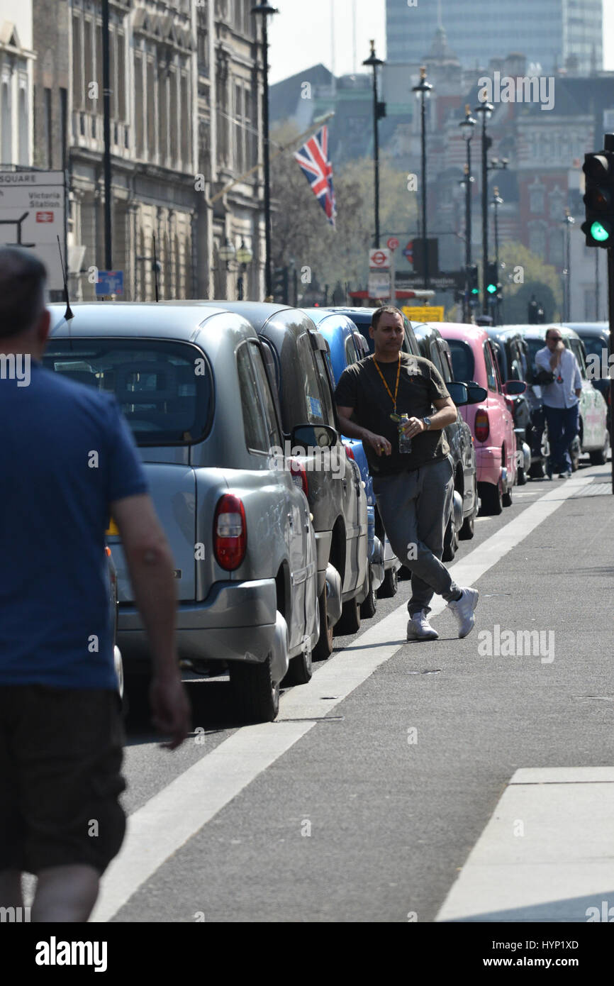 Westminster, Londra, Regno Unito. Il 6 aprile 2017. London Cab Driver tappa di una dimostrazione in Westminster su Uber. Credito: Matteo Chattle/Alamy Live News Foto Stock