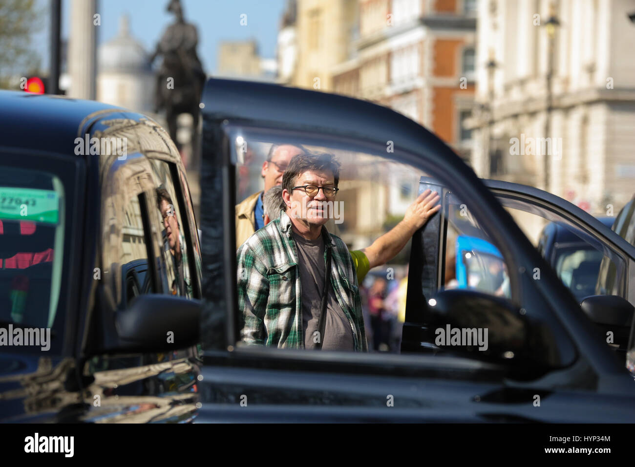 Whitehall. Londra. Regno Unito 6 Apr 2017. Londra nero tassisti protesta a Londra il Whitehall. Il cabbies chiedono una commissione parlamentare d' inchiesta sulla presunta relazione tra ex Primo Ministro David Cameron e George Osborne e i loro legami al noleggio privato azienda Uber. Credito: Dinendra Haria/Alamy Live News Foto Stock