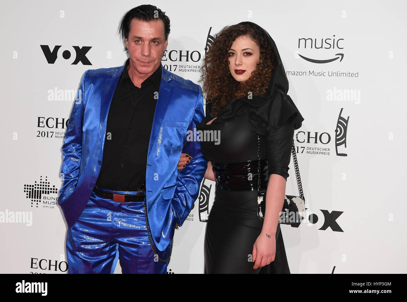 Berlino, Germania. 6 apr, 2017. Il cantante della band Rammstein, fino a Lindemann, e il partner Leila Lowfire arriva alla cerimonia di premiazione del 26th German music award 'Echo' a Berlino, Germania, 6 aprile 2017. Foto: Britta Pedersen/dpa-Zentralbild/dpa/Alamy Live News Foto Stock