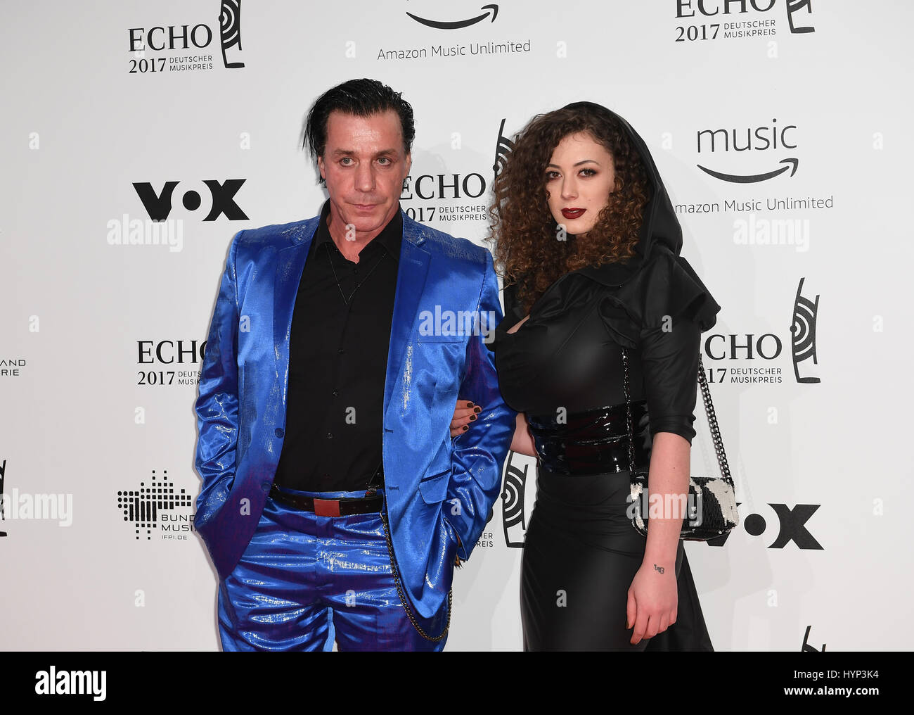 Berlino, Germania. 6 apr, 2017. Il cantante della band Rammstein, fino a Lindemann, e il partner Leila Lowfire arriva alla cerimonia di premiazione del 26th German music award 'Echo' a Berlino, Germania, 6 aprile 2017. Foto: Britta Pedersen/dpa-Zentralbild/dpa/Alamy Live News Foto Stock