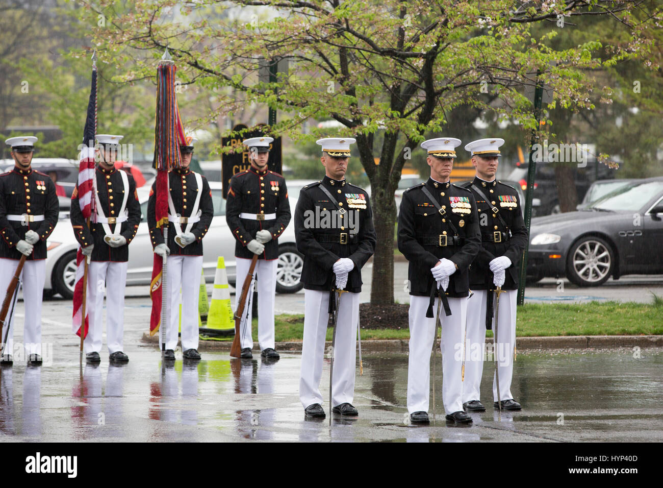 Arlington, Virginia, Stati Uniti d'America. 6 apr, 2017. Marines con Marine Caserma Washington stand a proprio agio durante i funerali di John Glenn al di fuori del Vecchio Post Cappella, Ft. Meyer Aprile 6, 2017 in Arlington, Virginia. Glenn, il primo astronauta americano in orbita la terra e più tardi un senato degli Stati Uniti, morì all'età di 95 l 8 dicembre 2016. Credito: Planetpix/Alamy Live News Foto Stock