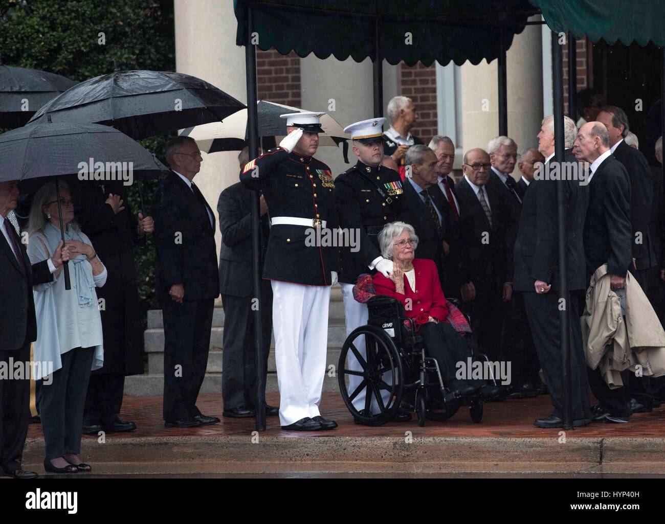 Arlington, Virginia, Stati Uniti d'America. 6 apr, 2017. Anne Glenn, finestra di John Glenn è consolato come il cavallo e processi funebre con i resti durante i funerali presso il Cimitero Nazionale di Arlington Aprile 6, 2017 in Arlington, Virginia. Glenn, il primo astronauta americano in orbita la terra e più tardi un senato degli Stati Uniti, morì all'età di 95 l 8 dicembre 2016. Credito: Planetpix/Alamy Live News Foto Stock