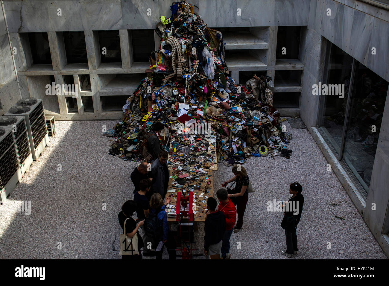 Atene, Grecia. 6 apr, 2017. Persone a stare di fronte ad un'opera dell artista rumeno Daniel Knorr durante una stampa in anteprima il nuovo Museo di Arte Contemporanea (EMST) ad Atene, Grecia, 6 aprile 2017. Foto: Angelos Tzortzinis/dpa/Alamy Live News Foto Stock