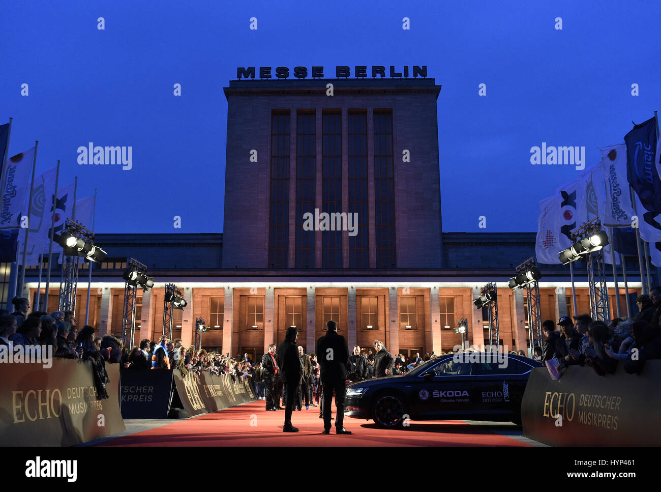 Berlino, Germania. 6 apr, 2017. Gli ospiti arrivano alla cerimonia di consegna del premio del 26th German music award 'Echo' al 'Messe' (fair) di Berlino, Germania, 6 aprile 2017. Foto: Rainer Jensen/dpa/Alamy Live News Foto Stock