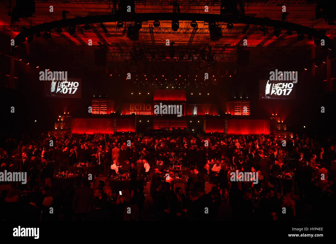 Berlino, Germania. 6 apr, 2017. Vista del pubblico al XXVI cerimonia del tedesco di musica premio 'Echo' a Berlino, Germania, 6 aprile 2017. Foto: Rainer Jensen/Piscina dpa/dpa/Alamy Live News Foto Stock