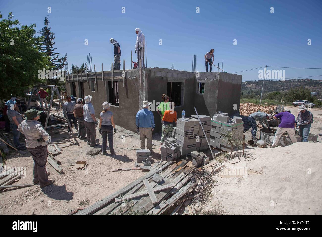 Betlemme. 6 apr, 2017. Volontari britannici di costruire una casa nella West Bank village di Al-Walaja, ad ovest di Betlemme il 6 aprile 2017. Pro-Palestinian attivisti britannici costruito il tempio che era stato demolito un anno fa dall esercito israeliano sotto il pretesto di non concedere in licenza, a proprie spese e donazioni raccolte da altri cittadini britannici. Credito: Luay Sababa/Xinhua/Alamy Live News Foto Stock