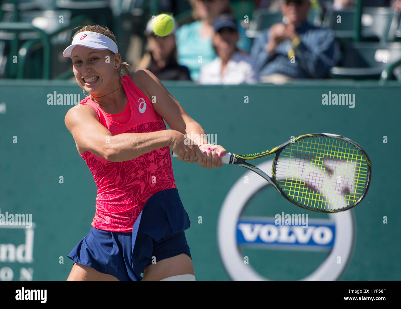 Charleston, Carolina del Sud, Stati Uniti d'America. 6 apr, 2017. Daria Gavrilova (AUS) battaglie contro Daria Kasatkina (RUS), all'auto Volvo Open essendo giocato al Family Circle Tennis Center di Charleston, Carolina del Sud. © Leslie Billman/Tennisclix/Cal Sport Media/Alamy Live News Foto Stock