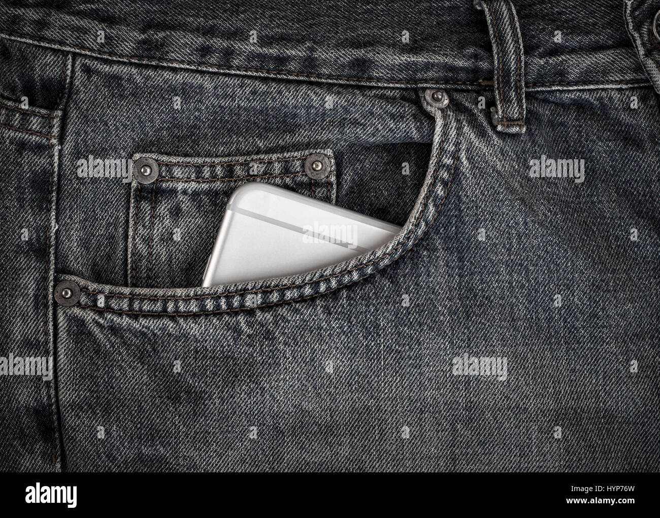 Smartphone in tasca anteriore dei jeans neri, close up Foto Stock