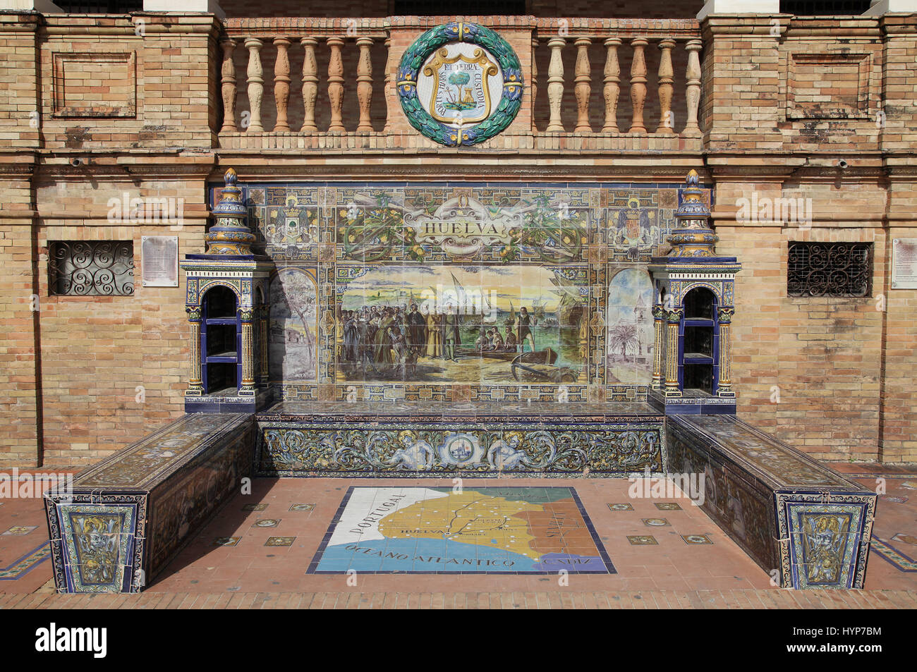 In ceramica con piastrelle Azulejos banco provinciale o alcova di Huelva sulla Plaza de España nel Parque de Maria Luisa Siviglia Sevilla Spagna Foto Stock