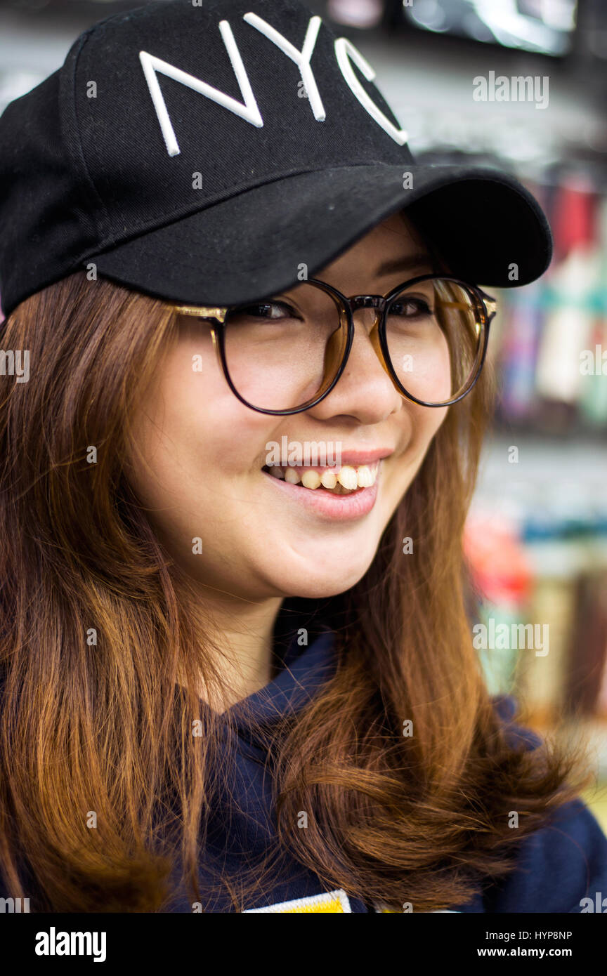 Giovane assistente shop in shop fotocamera, Zhongzheng, Taipei, Taiwan Foto Stock