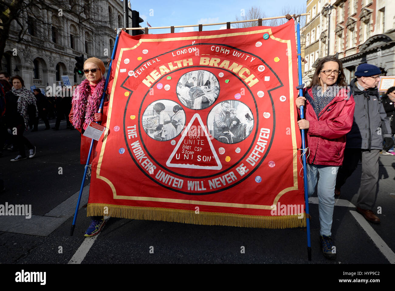Central London Community Health Branch banner con lo slogan i lavoratori uniti non potrà mai essere sconfitto durante il NHS supporto marcia di protesta al Parlamento Foto Stock