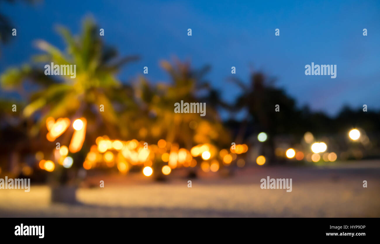 La sfocatura dello sfondo albero di noce di cocco con luce bokeh di notte Foto Stock