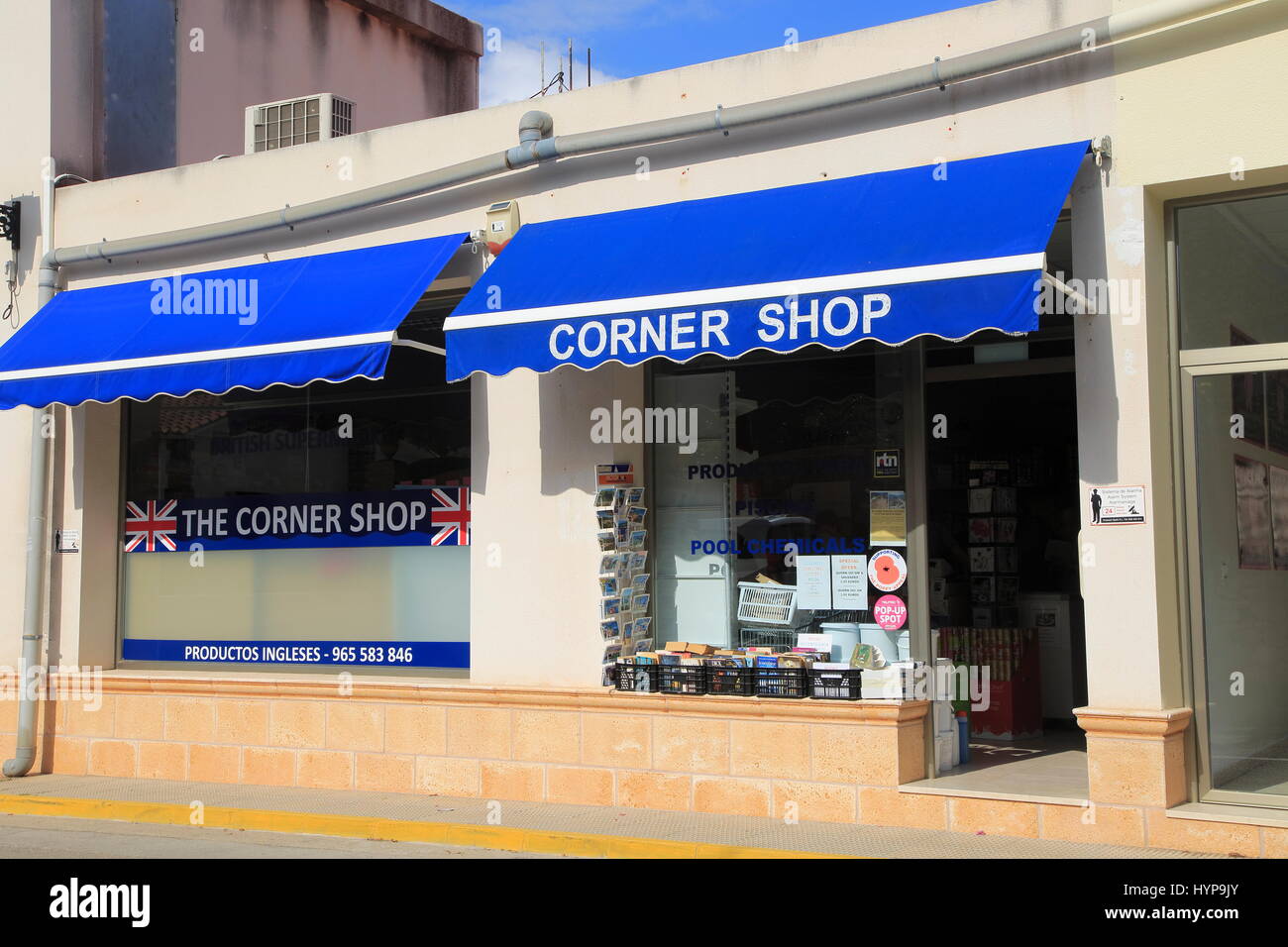 British corner shop in villaggio Orba, Marina Alta, provincia di Alicante, Spagna Foto Stock