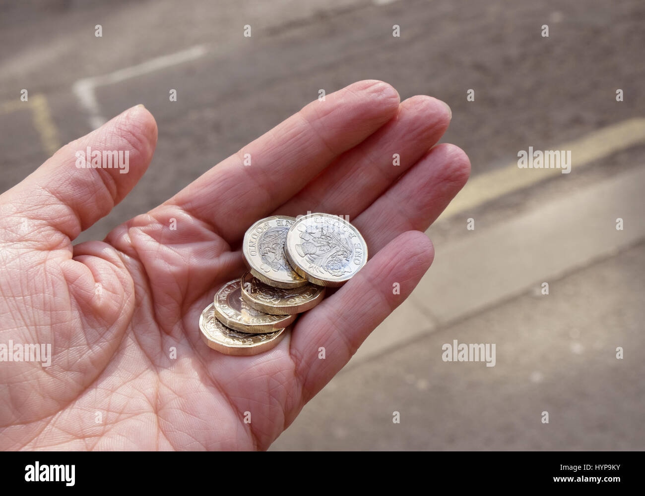 Manciata di libbra di monete Foto Stock