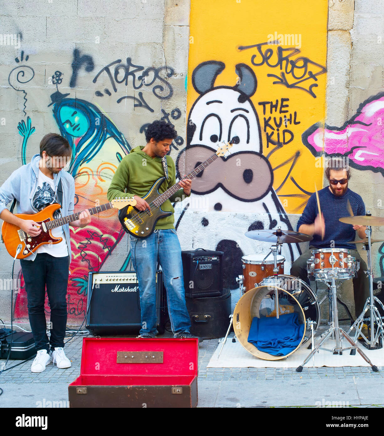 PORTO, Portogallo - Nov 13, 2016: Banda Musicale di riproduzione sulla strada. Porto turistico famoso destiantion in Portogallo Foto Stock