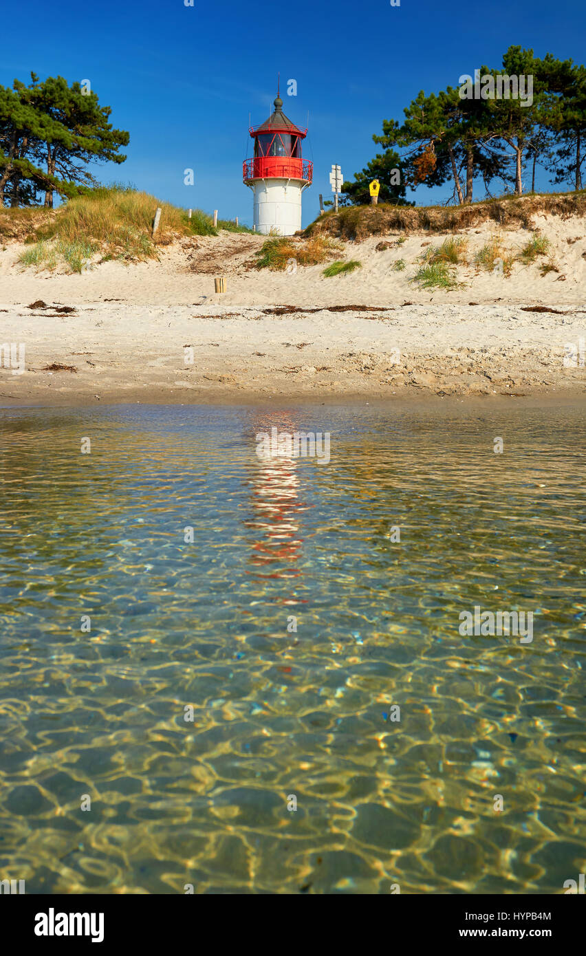 Faro Gellen sulla lonely summer beach Foto Stock