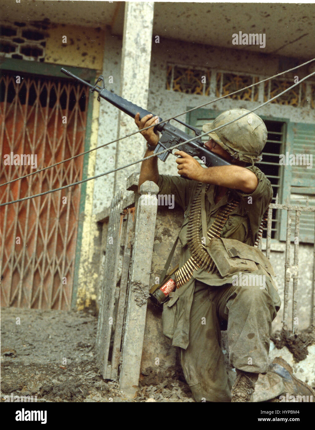 Assumendo una posizione difensiva nel corso di casa in casa a cercare, a Saigon, 1968. Foto Stock