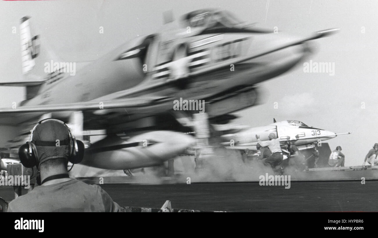 American jet fighter bomber decolla da una portaerei su un nord Vietnamiti il bombardamento di missione. Marzo 1965 Foto Stock
