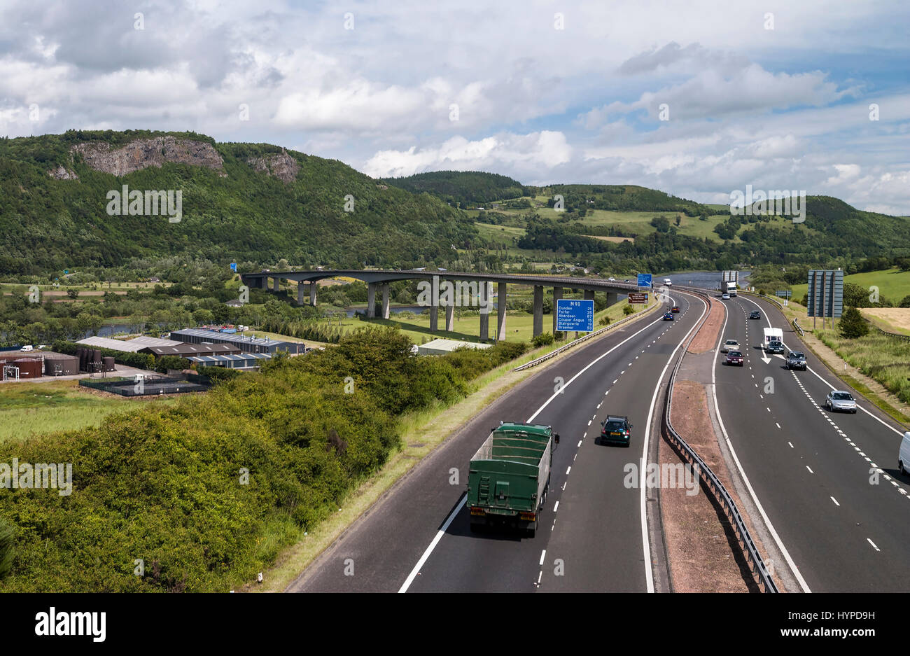 Perth M90 Friarton ponte autostradale e guardando a Kinnoull Hill. Foto Stock