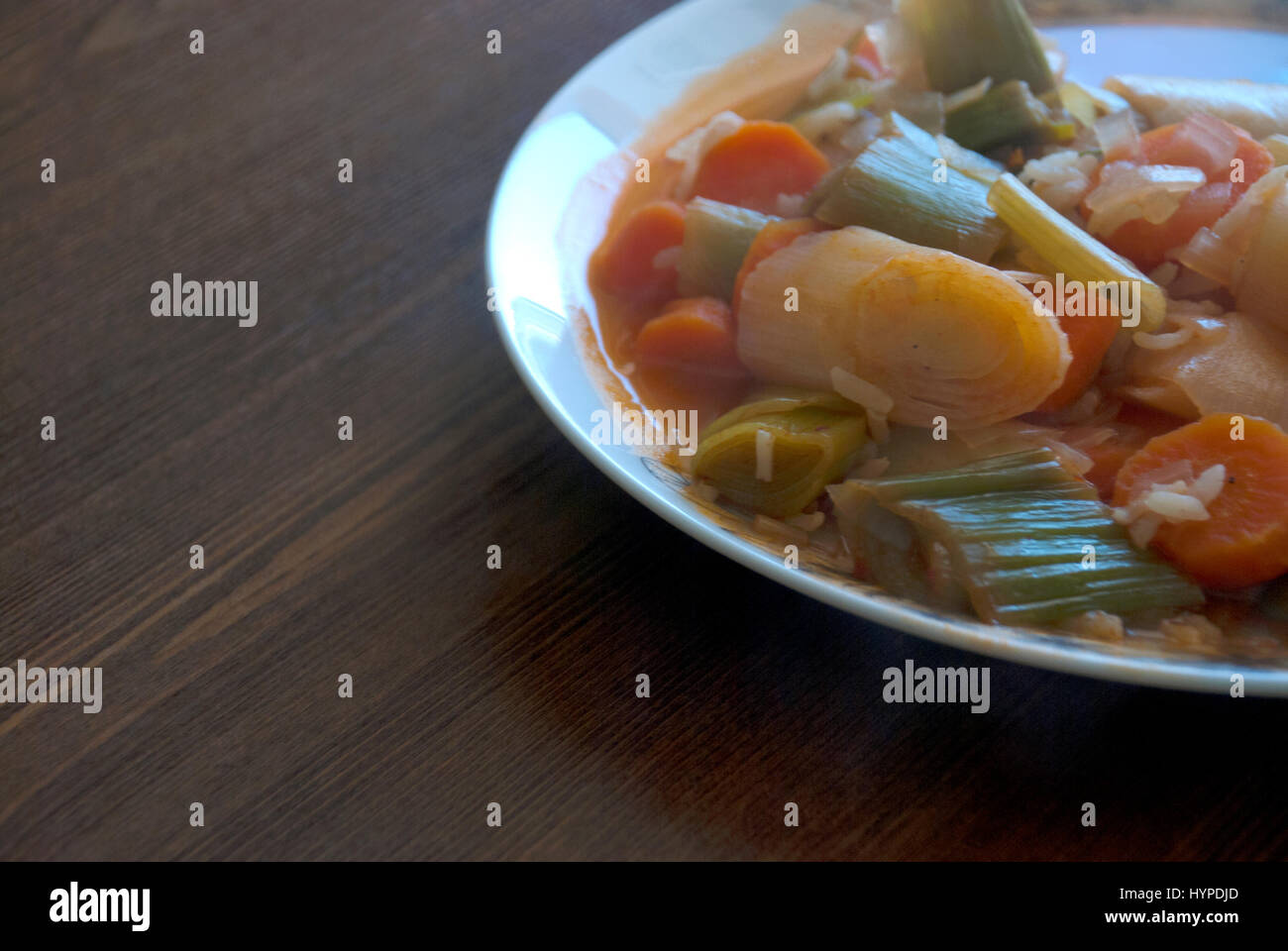 Pasto di porro.porro sano pasto cucinato con olio di oliva e carote Foto Stock