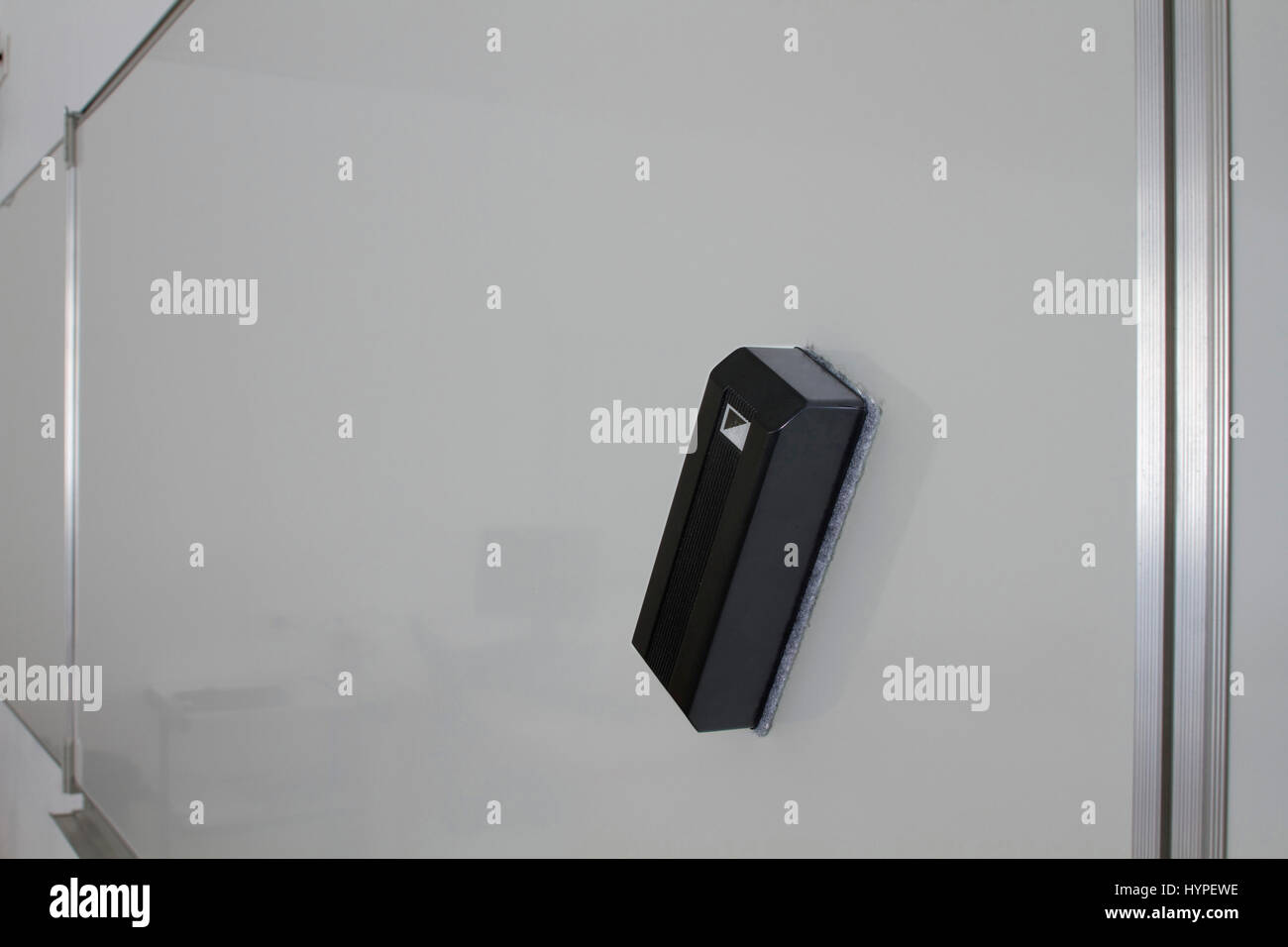 Eraser sulla lavagna magnetica in un aula multimediale Foto Stock