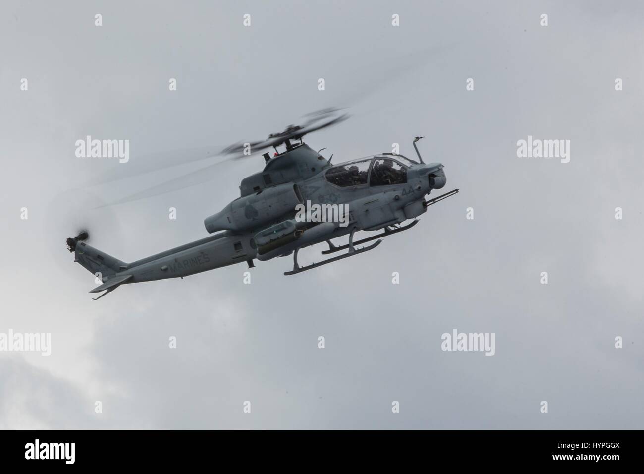 Un USMC UH-1Y Venom elicottero d'assalto in volo durante un esercizio di formazione il 9 febbraio 2017 al largo di Okinawa, in Giappone. Foto Stock