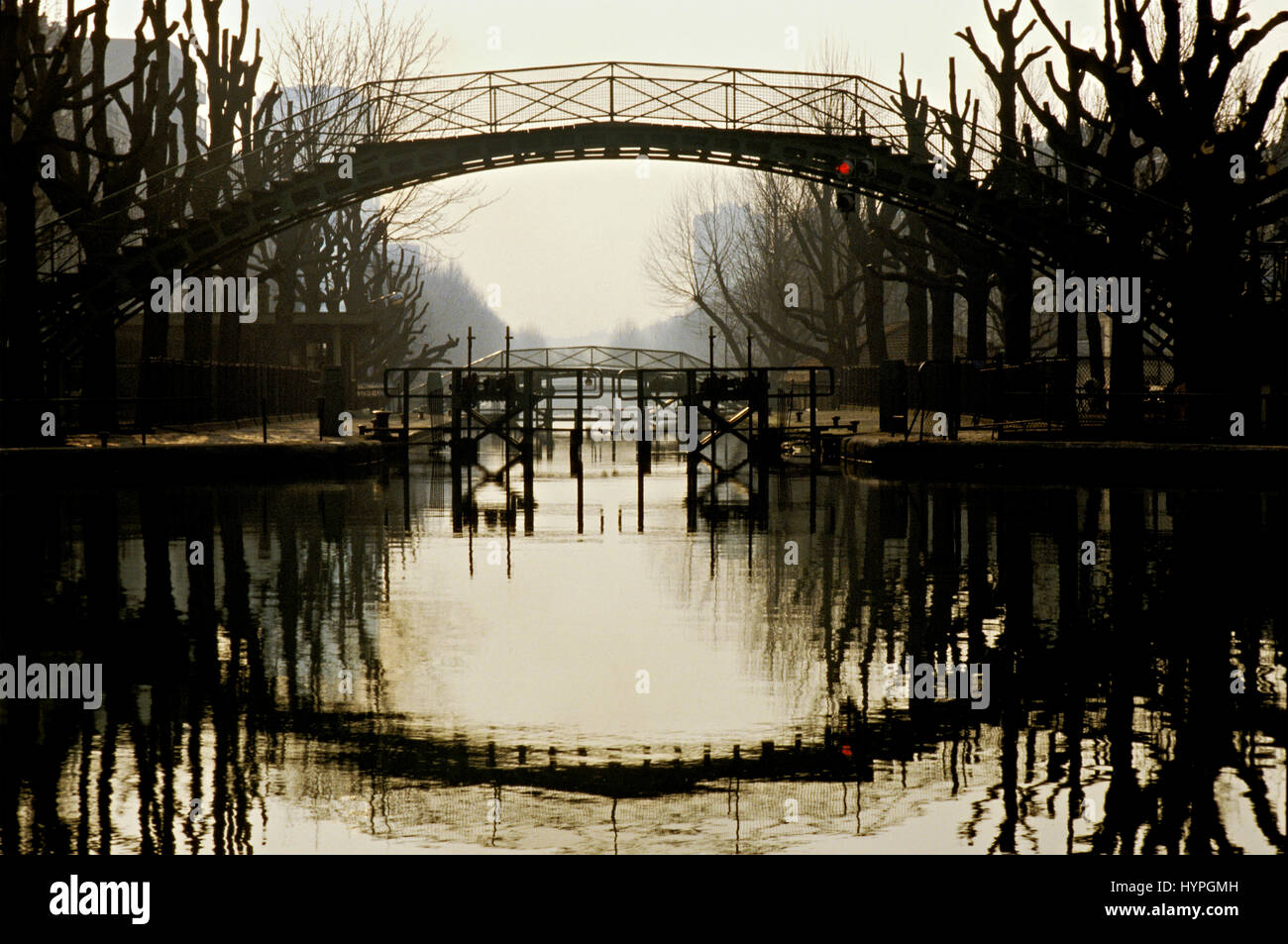 Francia, Ile de France, Parigi, decimo distretto, Canal St Martin in Twilight, alberi in inverno, gateway, floodgate, luce notturna Foto Stock