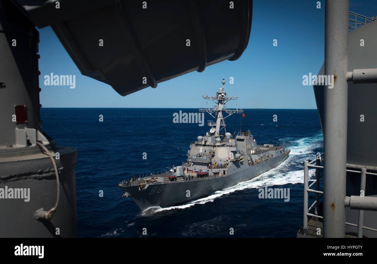 L'USN Arleigh Burke-class guidato-missile destroyer USS Roosevelt si avvicina all'USN Wasp-classe assalto anfibio nave USS Iwo Jima durante un in mare il rifornimento di carburante 11 marzo 2017 nell'Oceano Atlantico. Foto Stock