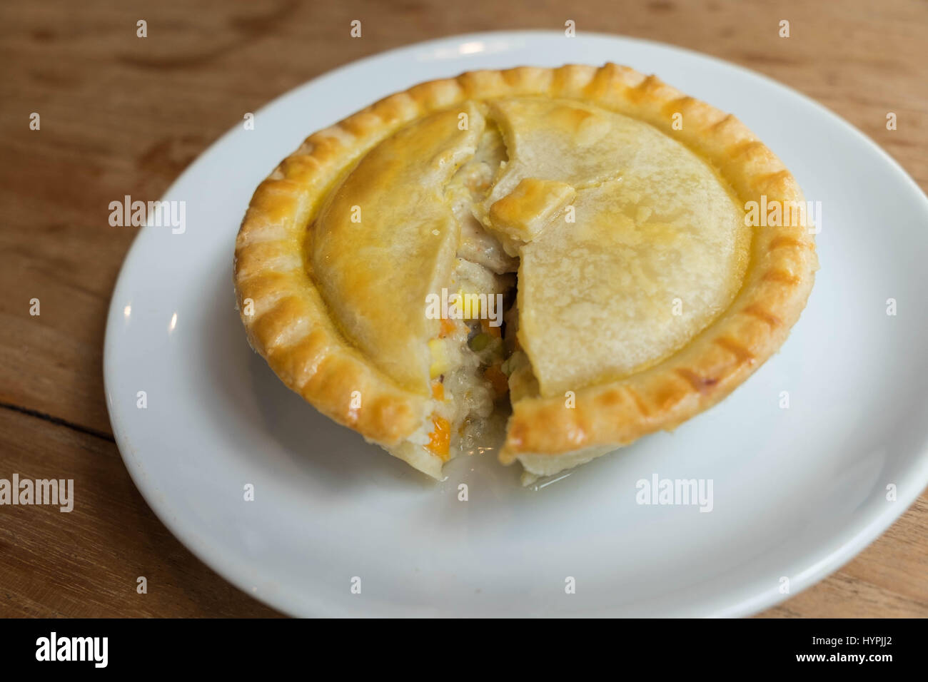 Fessurato fatto in casa e di pollo Torta di funghi Foto Stock