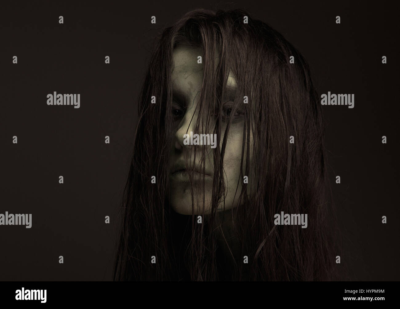 Chiudere l'orrore ritratto di un inquietante ragazza posseduta. Zombie make up. Foto Stock