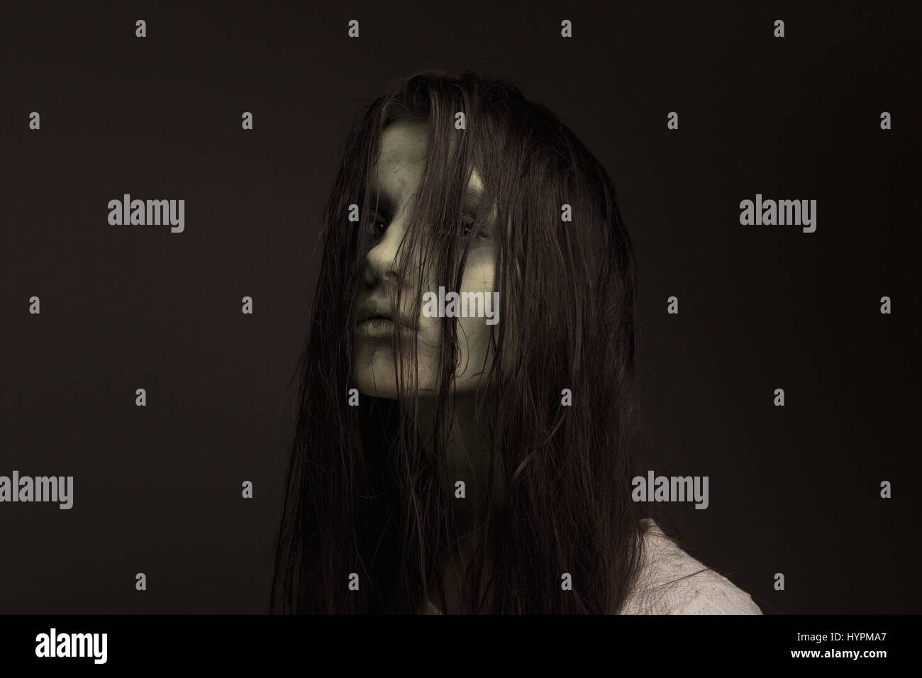Close up ritratto di una donna posseduta. Concetto di incubo, ragazza fantasma Foto Stock