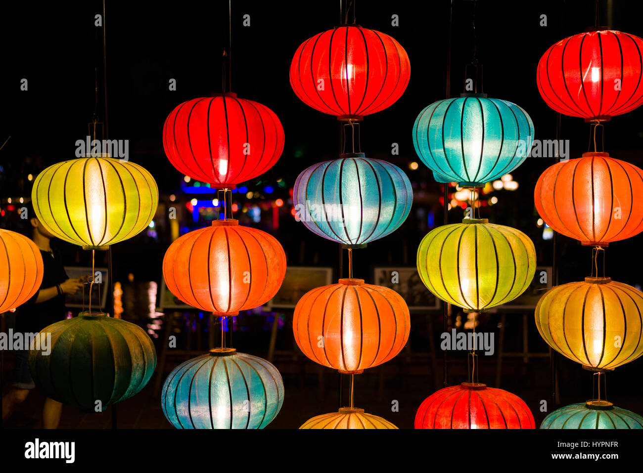 Lanterne colorate al Market street dell antica città di Hoi An, Sito Patrimonio Mondiale dell'UNESCO. Il Vietnam. Foto Stock