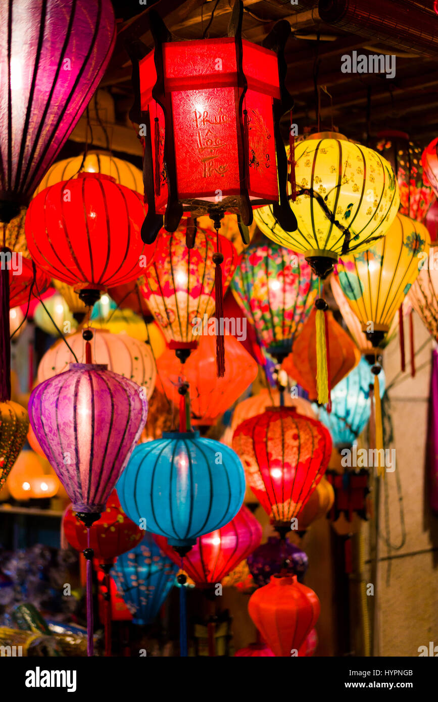 Lanterne colorate al Market street dell antica città di Hoi An, Sito Patrimonio Mondiale dell'UNESCO. Il Vietnam. Foto Stock