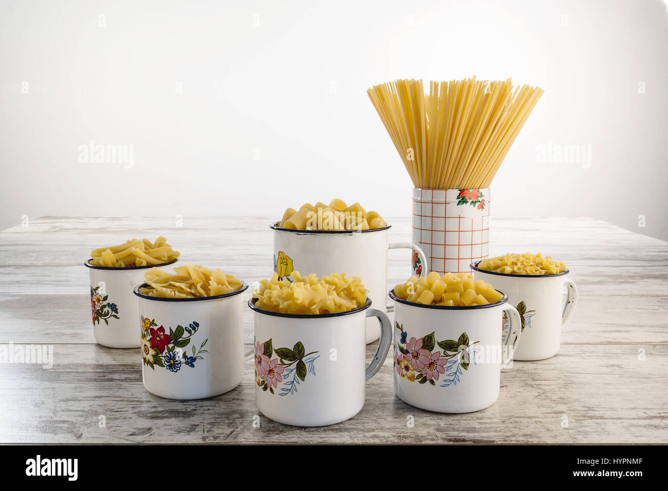 A breve e lungo la pasta essiccata in coppe di metallo dal Foto Stock