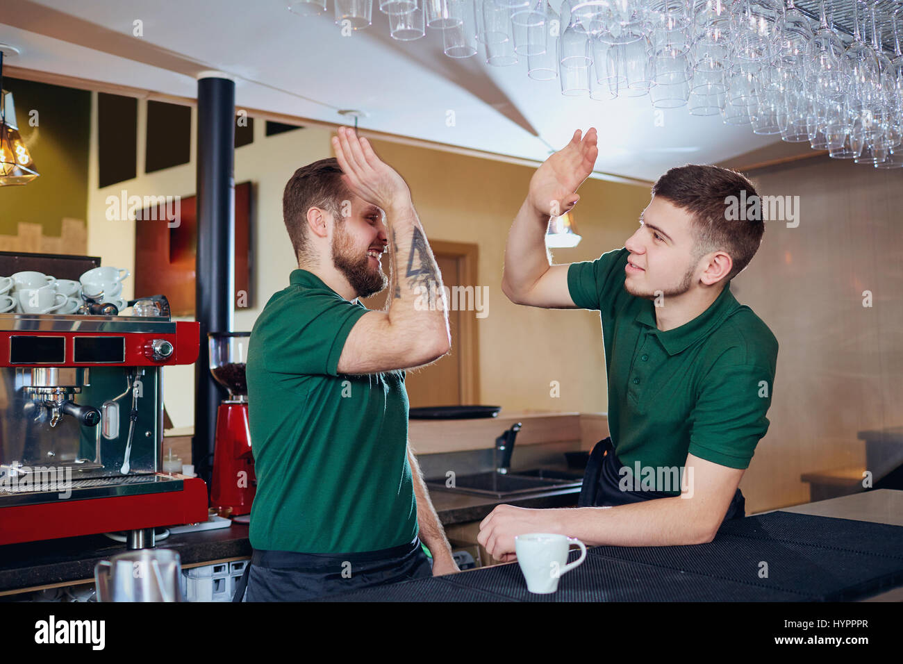 La barista barman team è un cameriere presso il bar ristorante caffetteria. Foto Stock