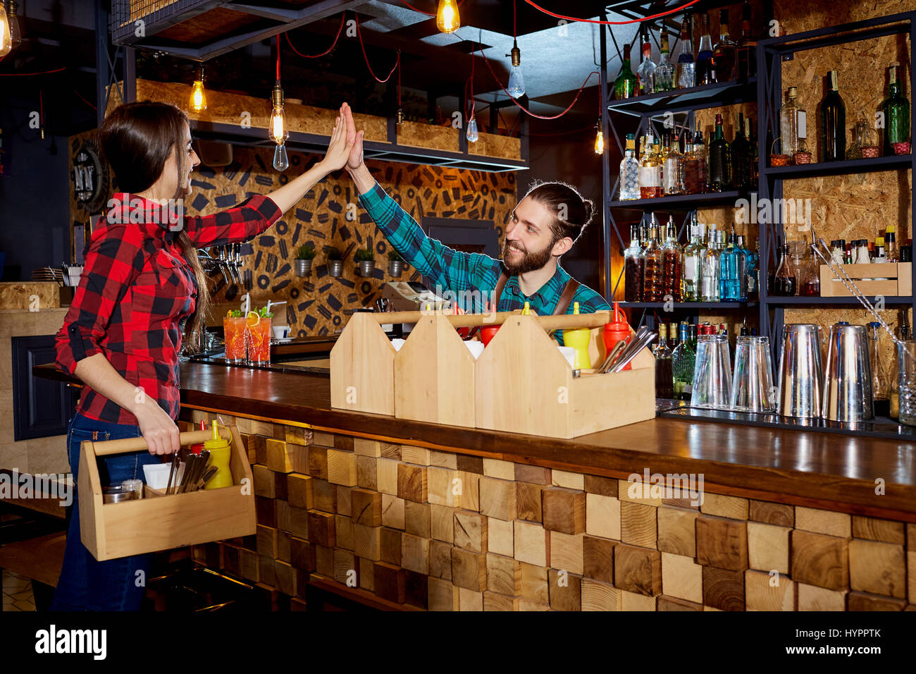 Il barman e cameriere lavorano insieme con il team presso il bar restau Foto Stock