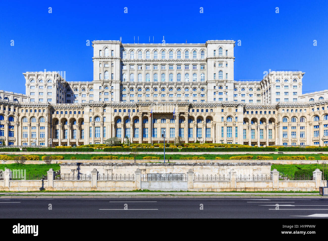 Bucarest, Romania. Il Palazzo del Parlamento. Il secondo edificio più grande al mondo. Foto Stock