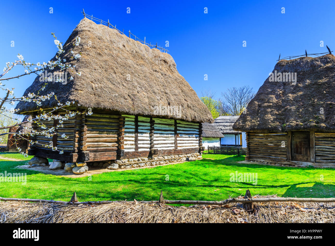 Bucarest, Romania. Vecchia casa tradizionale nel museo del villaggio. Foto Stock