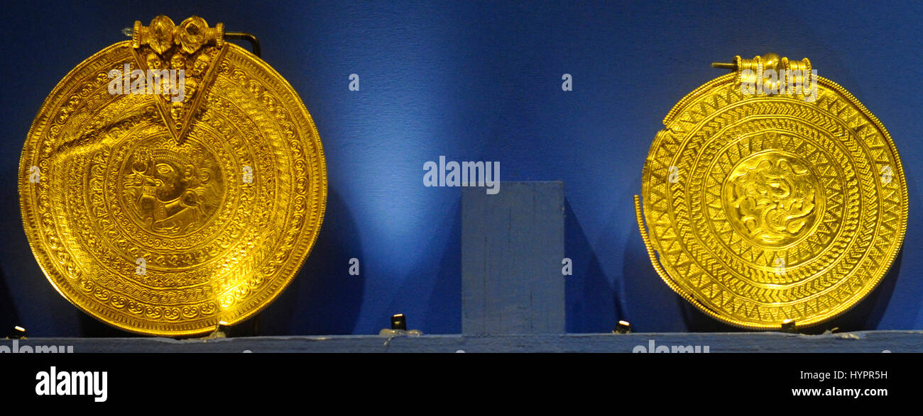 Gold bracteates. Quello sulla sinistra proviene da Fardhem, Gotland. 400-100 d.c. Storia svedese museo. Stoccolma. La Svezia. Foto Stock